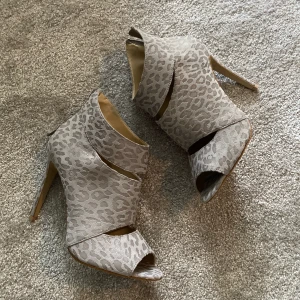 Leo klackar - Aldrig använda, storlek 39 men mer som 38