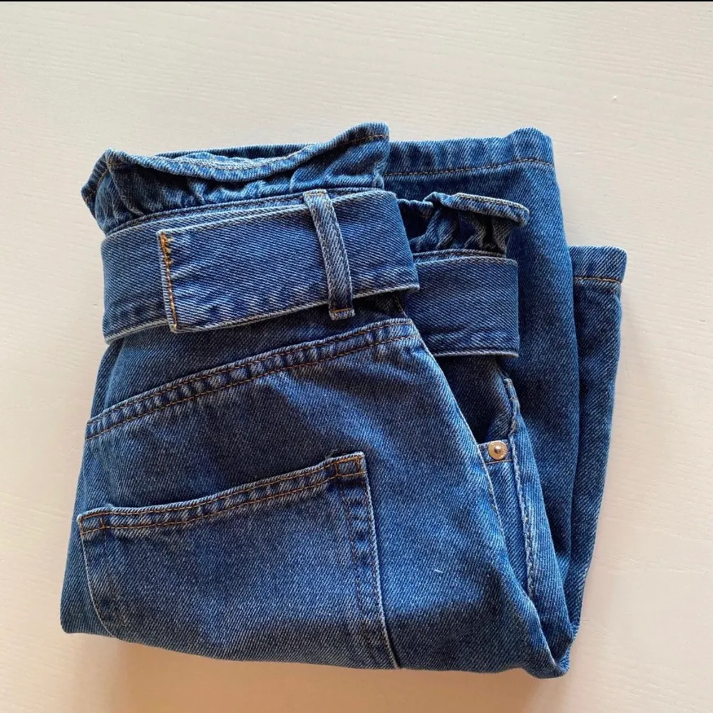 En mörkblå jeanskjol med bälte från hm som är helt ny med lapp kvar i strl 34/xs. Frakten tillkommer🦋. Kjolar.