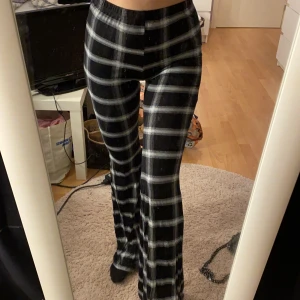 Byxor - Grymt sköna byxor från bohoo, helt oanvända med prislappen kvar! Lite långa i benen på mig som är 167, men jättesköna att bara gå hemma i annars!!