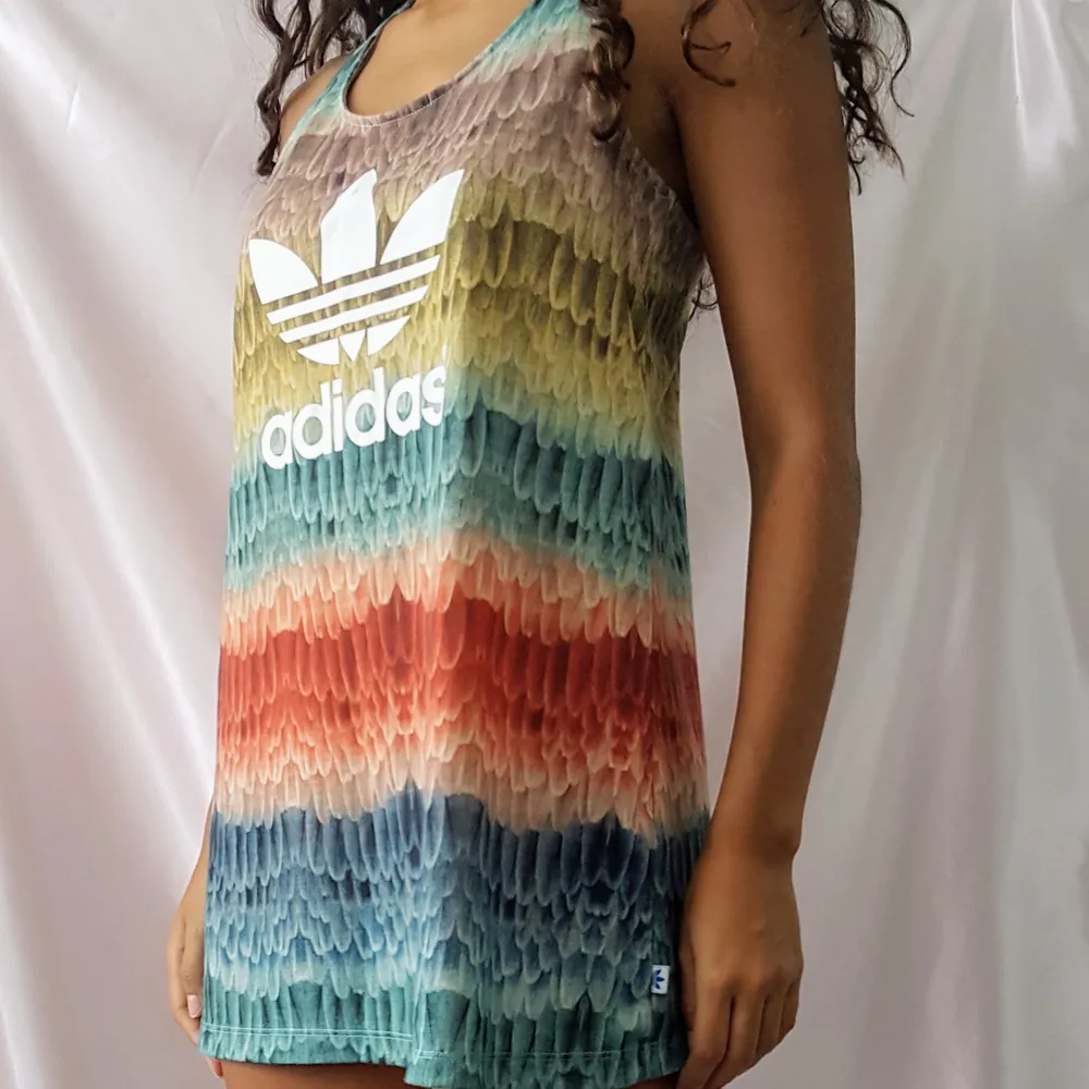 ~20% TIDIGARE 90KR/NU 70KR~ 🦋FEATHER / WAVE MULTICOLOR PRINTED DRESS TOP FROM ADIDAS.  ▪Size EU 36 / UK 10 / US S ▪Condition 9/10   🙋🏽‍♀️My measurements ▪Height 161cm / 5'3