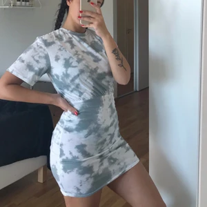 Tshirt klänning tye die - En helt ny oanvänd t-shirt klänning från prettylittlething i storlek UK 8, motsvarande storlek Small. Färgen är i grön grå tye die. Säljer då det inte passar min stil. Frakt blir 44 kr 💚