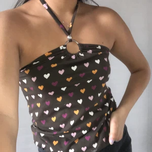 Halterneck - Halterneck linne (?) från kappahl i barnstl 146/152. Passar storlek xs-s. Säljer för att jag aldrig använder ❤️ randig resor med glitterhhärtan på sidan som man själv kan välja om man vill att den ska synas eller ej. Tycker den har lite 2000 tal stil:)