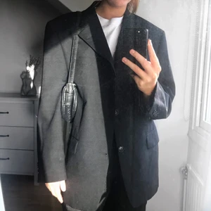 Oversized kavaj  - Jättefin svart oversized kavaj, köpt från herravdelningen och den är aldrig använd. 