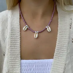 Gammaldags rosa/lila pärlhalsband med snäckor🐚💜🤩🤯 halsbandet försluts med lås och tråden är elastisk 