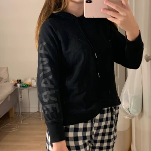 Hoodie - En svart hoodie med tryck på ärmen, den är tyvärr för liten för mig. Använd ett par gånger men i fint skick 🤩🤩🤩 köpare står för frakt