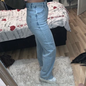 Vida/raka jeans 💞💞💞 - Säljer nu dessa jätte snygga jeans då dom e lite för stora för mig i främst midjan. Dessa byxor är i storlek M men känns nästan som en storlek L. Har även klippt av jeansen själv då dom var för långa för mig (jag är 163cm) dock tycker jag att det bara är snyggt!🥳