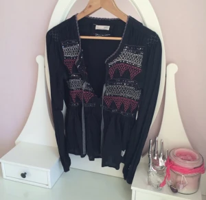  - Oddmolly blus i svart, extremt varsamt använd när den väl kommit till användning! Nyskick!