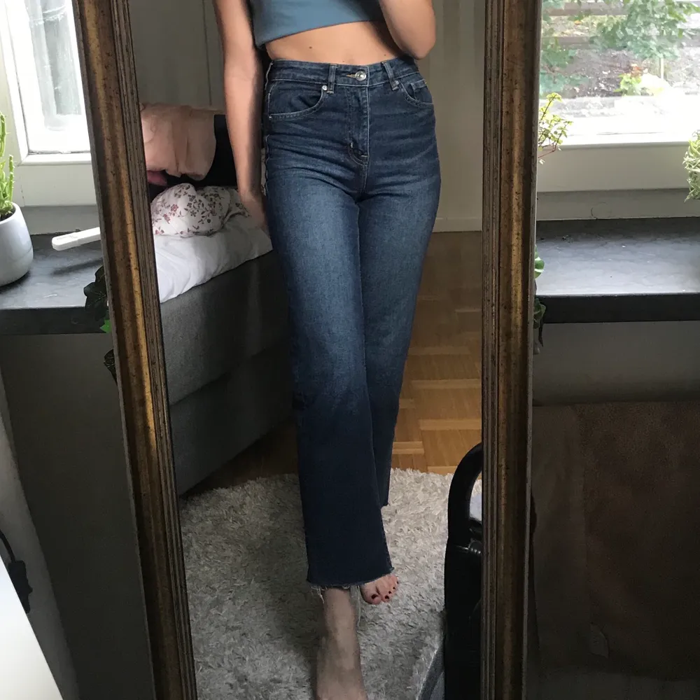 Jättesnygga mörkblå jeans från H&M i rak modell. Sitter väldigt snyggt på, och är väldigt sköna då dem har lite stretch. Jag är 163 cm lång för de som undrar 💙. Jeans & Byxor.