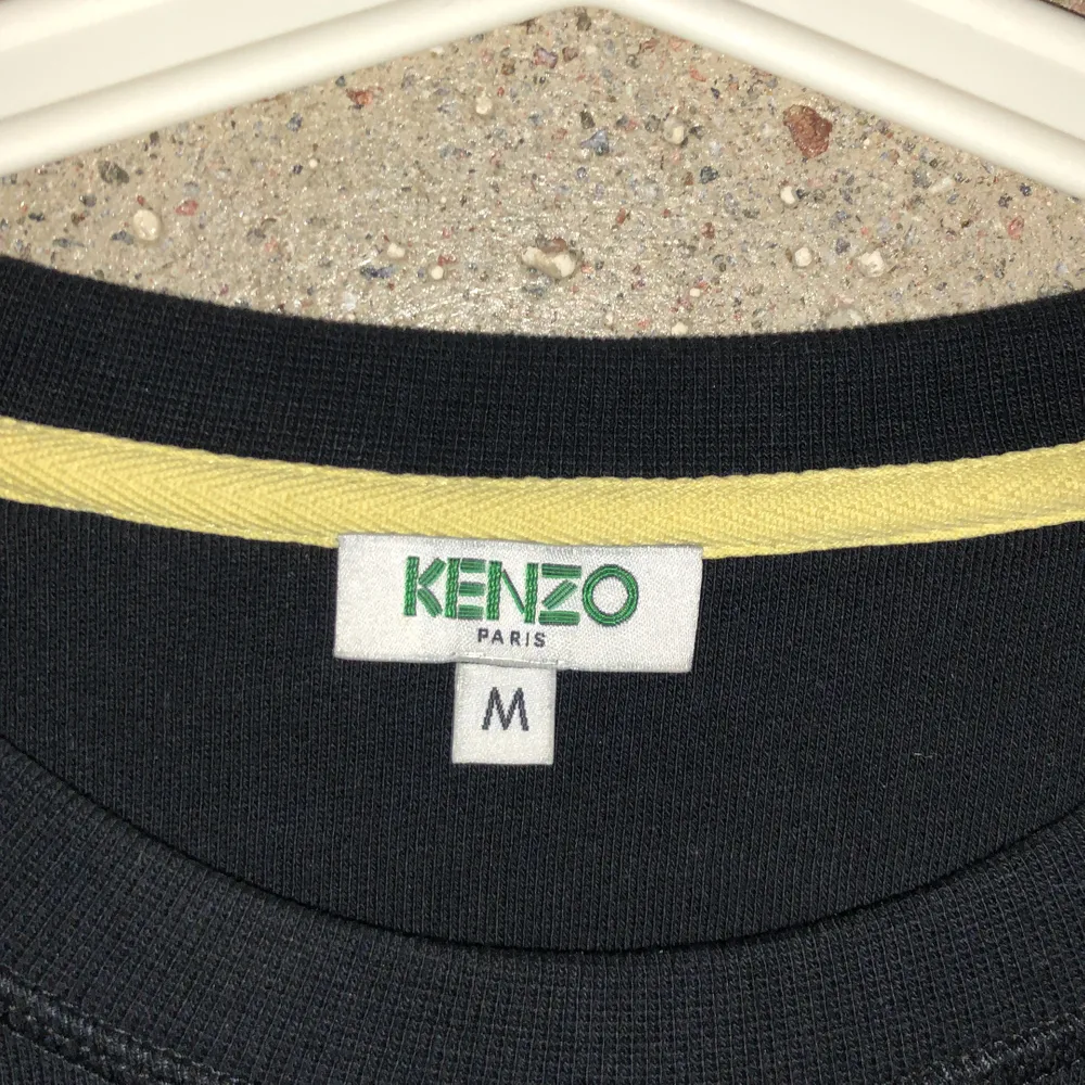 Kenzo Paris tröja, använd fåtal gånger och är inprincip som ny. Köpt på NK för 2700kr. Storlek M men passar även S. Möts helst upp i stan men annars står jag ej för frakt! Buda i kommentarerna!💕. Tröjor & Koftor.