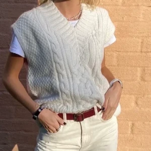 väst - väst från hm strl S, använd en gång😊 första bilden är lånad. Budet ligger på 260+ 63 frakt 