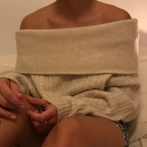 Stickad tröja - En benvit stickad tröja från HM. Of-schoulder. Frakt ingår.