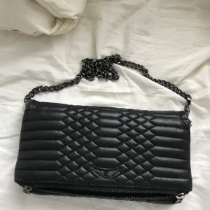 Svart Zadig&Voltaire väska - Säljer min älskade Svarta Zadig & Voltaire väska i modellen ”Rock matelasse bag”. Den är i super bra skick, den är inte rostig eller sliten någonstans. Båda kedjorna ingår såklart. Kan både mötas upp och frakta💗💗