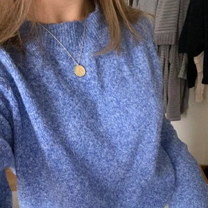 stickad tröja blå  - Säljer pga av att den inte kommer till användning, jätte söt blå enkel stickad tröja. Mysig till hösten och vintern 💗 inköpt på för 299 förra året och har inte tvättats många gånger därav fint skick. (Frakt tillkommer) priset kan öka om många intresserade 