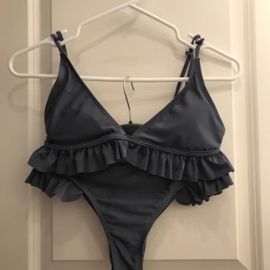 Grå bikini - Säljer en superfin bikini som jag tyvärr ej får användning av. Den är lite stor och därav passar ej så bra. Hittar inget märke som bikini kommer ifrån. Köpt på tradera secondhand för 75kr men aldrig använd av mig. (Köparen betalar för frakt)