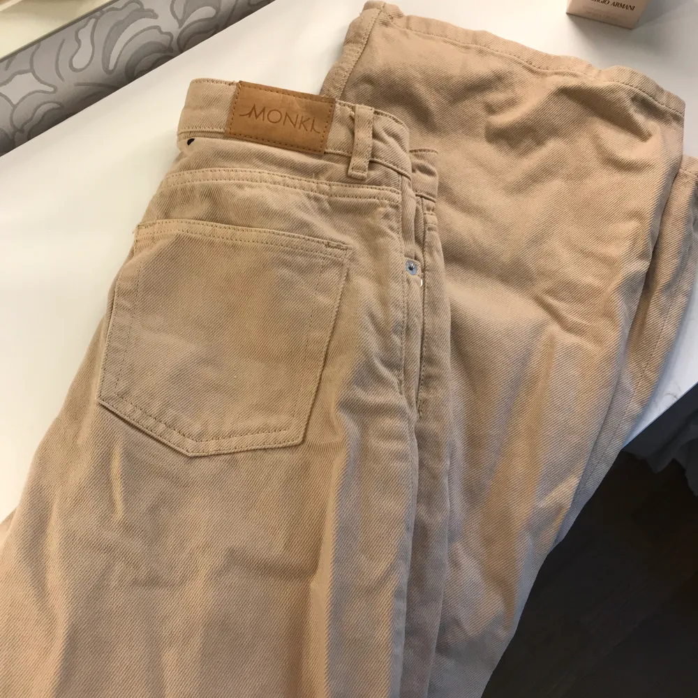 Nya monki jeans,har använt de 1 gång därför att de är skrynkliga.Inga skador!passar även 27.Säljer då jag inte använder längre🤎. Jeans & Byxor.