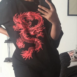 t-shirt  - aldrig använd! t-shirt med röd drake💕 (ingen retur) väldigt skönt material som är oversize