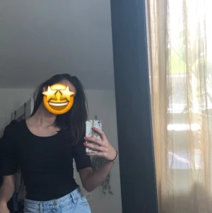 Superfin svart body!💜 - En superfin svart body som inte kommer till andvändning. Den har lite puff på axlarna (se bild) Använd endast en gång🥰 70kr + frakt🥰