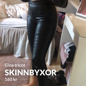 Skinnbyxor Gina Tricot  - Skinnbyxor från Gina Tricot i stl Xs, skulle säga att de även passar vissa S.   Köpta för ca 300-400kr säljer för 100(exklusive frakt)   Använda 2 gånger och säljer för de är för små.