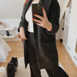 Mörkgrå kappa - Älskar den här mörkgråa kappan från Åhléns i ullblandning, men använder tyvärr inte längre🤍 den är i strl 34 och har en så fin passform samt kvalitet✨ köpare står för frakt