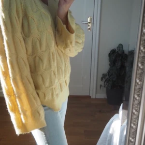 Stickad tröja - Stickad tröja från Gina tricot. Perfekt för hösten. Säljer då jag inte fått användning för den då jag har en liknande i en annan färg. 