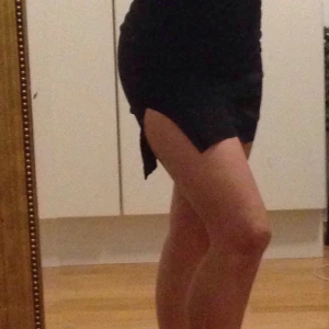 Glitterkjol - Så fin, guldglittrande, stretchig, avklippt kjol med slits på ena sidan! Perfekt till utekväll.