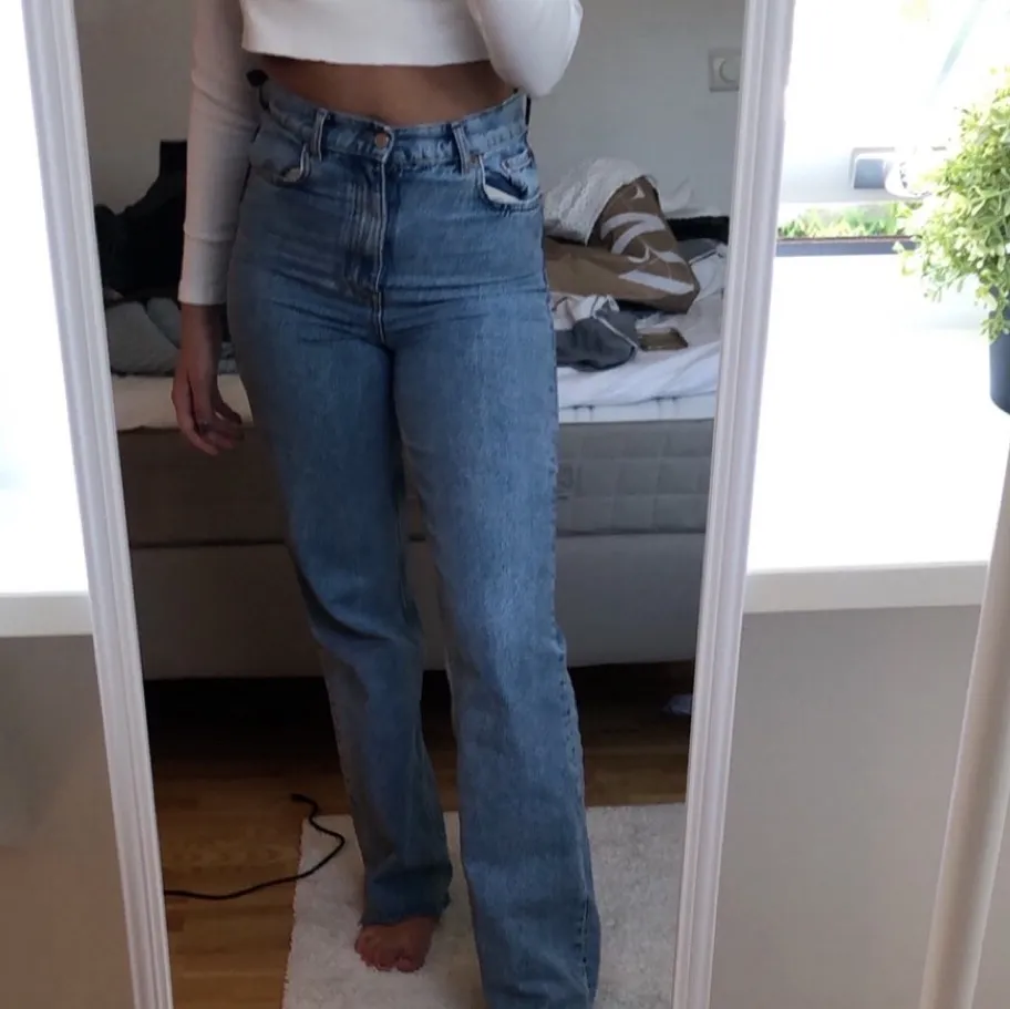 Säljer mina favoritjeans som tyvärr har blivit för små:( Modellen är 90s full length jeans serenitet blue ) jag är ungefär 1,73 lång och de är mina bilder. 💞💞💞. Jeans & Byxor.
