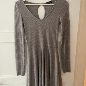 Grå klänning  - Använd två gånger, fint skick. 
