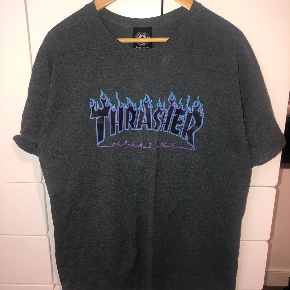 Jag säljer en Trasher t-shirt i storlek XL, jag skulle dock säga att den passar personer i storlek S-XL beroende på hur oversized man vill ha den. Jag köpte den på Shpock för ett tag sen men den har tyvärr bara kommit till användning ett fåtal gånger och personen jag köpte den av hade inte heller använt den särkilt mycket. Priset kan diskuteras vid snabb och smidig affär . T-shirts.