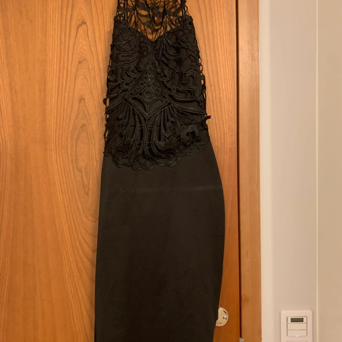 Tight svart klänning med bar rygg - 90