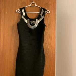 Svart tight kort coctailklänning - Svart coctailklänning tight oanvänd 