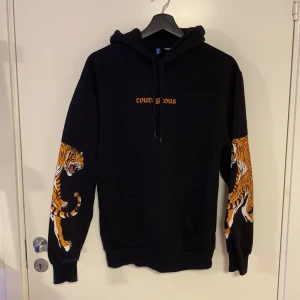 Hoodie - Hoodie från HM divided i strl S. Använd fåtal gånger men är för liten för mig! 