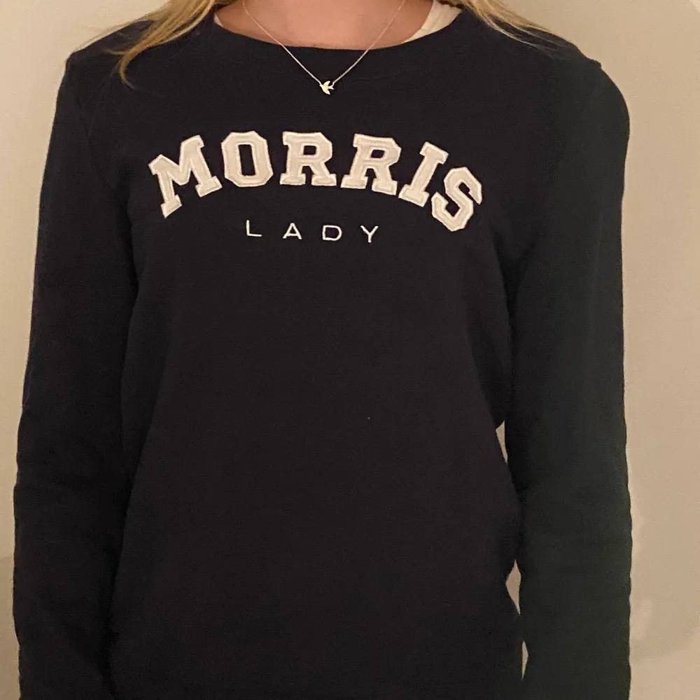 en mörkblå Morris sweatshirt i skönt material. köpt från cenino donna för 599kr. köparen står för frakten och skriv för fler bilder vid intresse.. Hoodies.