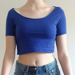 Klarblå croptopp  - Klarblå croptopp. Lapp är ej kvar men gissar på att den är i inget storlek S. Säljer för 49kr exklusive frakt (22kr). Dock ingår alltid gratis frakt vid köp över 300kr. Skriv i dm vid intresse eller för frågor! 