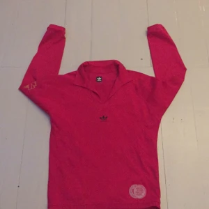 Jersey - Adidas x blondey jersey i storlek S, lite tightare fit. En liten fläck på framsidan. Kan skicka bild på fläcken om intresse finns