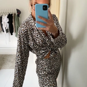 Pyjamas set i silkesmaterial  - Säljer ett pyjamas set i silkesmaterial! Storlek S!🤎