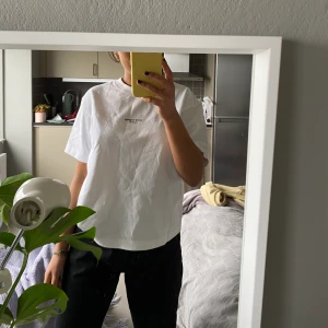 Oanvänd Acne Studios logo t-Shirt  - Oanvänd t-Shirt från Acne Studios. Storlek XXS men jag är en S så du kan se hur den sitter på mig. 