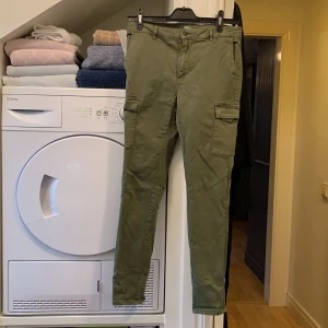 Cargobyxor storlek 40 - Kaki gröna cargo byxor med sidofickor i storlek 40 sparsamt använda 