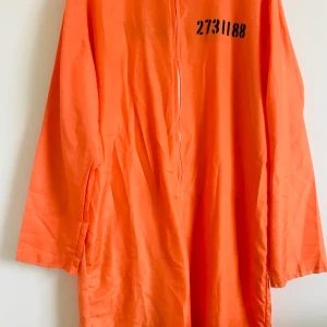 Fånge till halloween!  - Här är den - Din halloweenkostym! Använd på teaterföreställningar men inte sliten. Passar dig som har storlek M/L. 