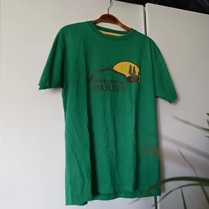 T-shirt med tryck - Cool t-shirt med tryck. Lite slitage på trycket men ser mest snyggt ut. Storlek L men funkar på mindre. Färgen är som på första bilden! 