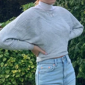 Grå tröja - Grå tröja med rak urringning och puffiga armar. Supersnygga med en vit polo under. Buda💕💕