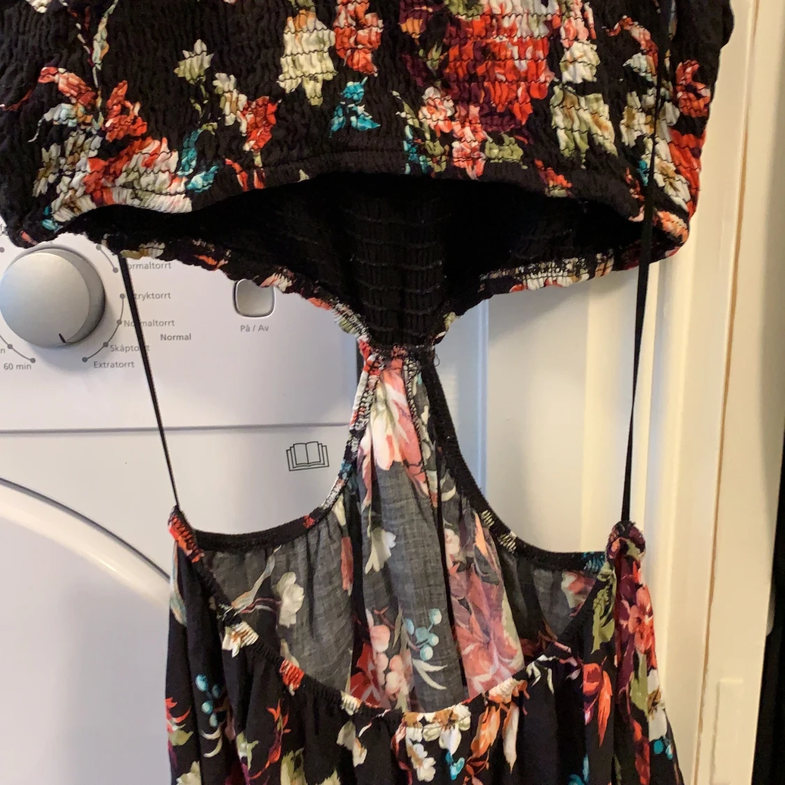 Lång blommig klänning med utskurna sidor storlek M - 91