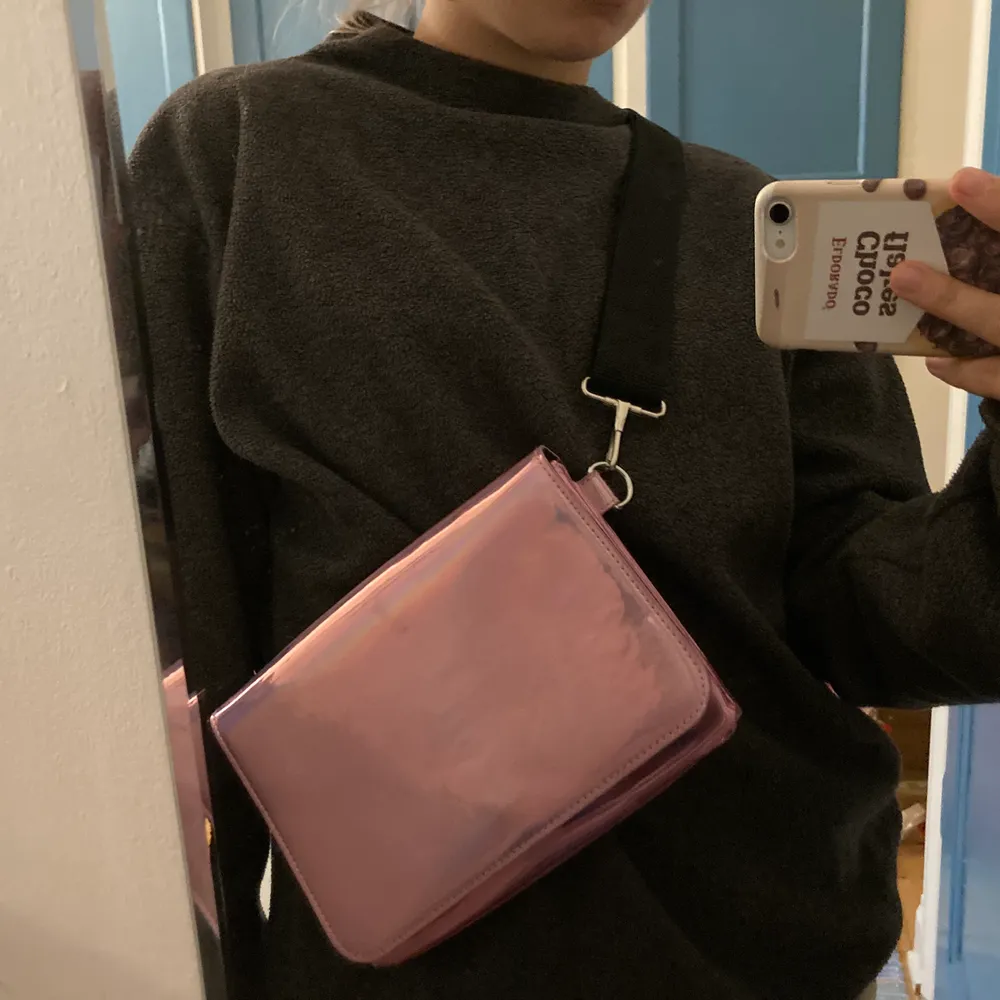 En skimrande rosa väska från monki med två innerfack och knapp. Mycket sparsamt använd! Jag skulle säga att den är som ny! Jag kan mötas upp i Uppsala eller så betalar köparen för frakt 📦. Väskor.