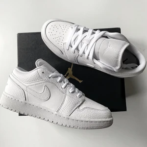 Nike Air Jordan 1 Low - Säljer dessa sprillans nya Jordan 1 low då jag råkade beställa två par. Aldrig använda och är helt ouppackade ur lådan. Skriv för fler bilder eller frågar. BUDA PRIVAT👊🏽⭐️💕