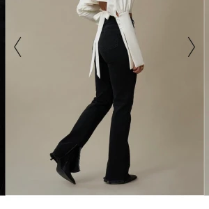 Jeans från Hanna schönbergs kollektion - Ett par helt nya svin snygga jeans med slits från Hanna Schöbergs kollektion. Stl 38 men skulle säga att de är både 38/36. Jag är 170cm och de sitter bra i längden. Går att va lite längre samt kortare skulle ja säga. Skriv om ni vill ha bilder på jeansen av mig! 500kr + frakt 💕