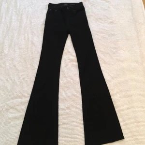 Utsvängda jeans/bootcut/flare - Väldigt långa och fina (är 180cm och dom går hela vägen), helt nya. Testat 1 gång. Otvättade. Färgen sitter. Dom säljs inte längre. Köpta för 700kr