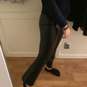 Skinnbyxor  - Byxor med skinn imitation 