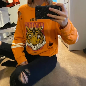 Snygg tröja - Väldigt snygg tröja som jag tyvärr inte använder 🌸 den är lite oversize. 100kr + frakt 📦 