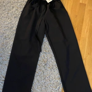 Gina byxor - Super fina byxor från Bikbok, använder bara jeans och därför kommer dessa inte till användning, pris kan diskuterad! Helt nya, aldrig använda