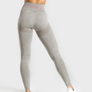 Gråa gymshark  - Gråa träningsleggings från gymshark💗 köpta här på plick för 400kr, men fortfarande i jätte bra skick💗 frakten ingår inte