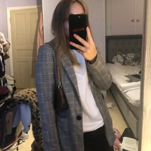 Rutig blazer - Tunn kavaj från Hm i storlek 34! Ser ut precis som ny och passar bra på mig som har storlek s/xs på jackor. 150kr exklusive frakt.